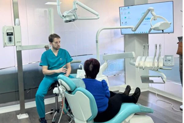 Dr. David Valero explicando un tratamiento de implantes
